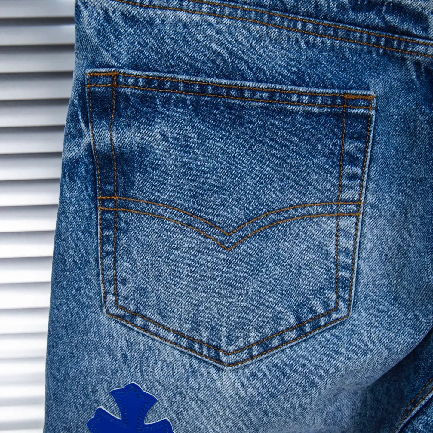 P260 Chrome Hearts Blue Pants Black White Blue Multi-Leather Jeans Top Version Chrome Hearts Jeans with Leather Jeans It is well known that chromehearts jeans use vintage Levis jeans as the base plate for creation. They usually add their own unique silver buckles and silver ornaments, plus leather embellishments. This is what doubles the value of these vintage jeans, because the base plate is Vintage jeans, jeans themselves have become very soft and comfortable after years of baptism, which can be distinguished from ordinary jeans. Regarding the size, you should also refer to the pants data. Style number: 1735# Size: 28 30 32 34 36